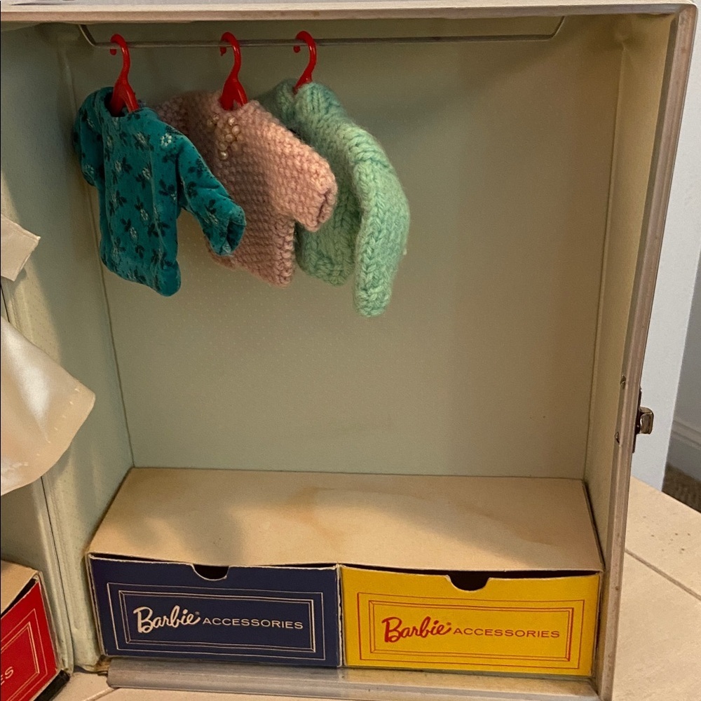 Vintage 1963 Barbie By Mattel Black Vinyl Carrying Case With Clothes - Picture 7 of 16